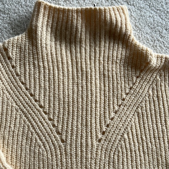 Winter Casual Sweater ❄️❄️ - Picture 2 of 3